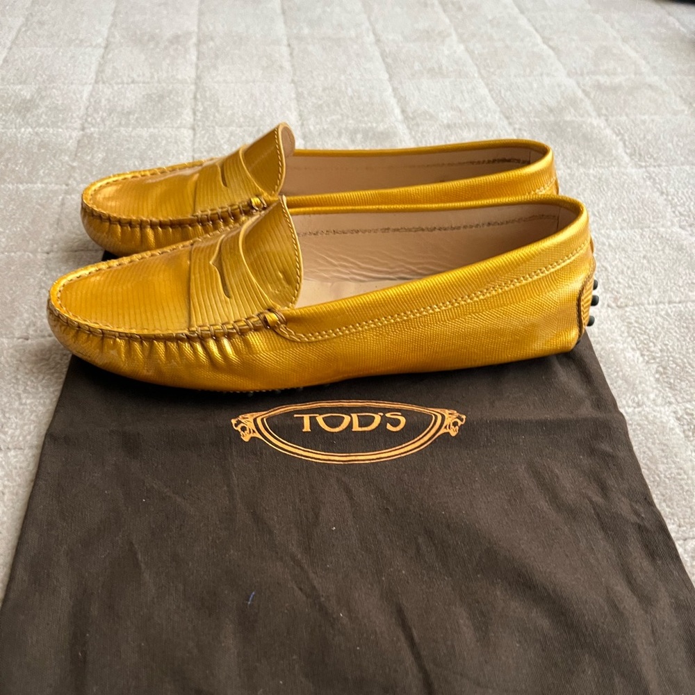 Tod’s Gommino Driving Shoes in Gold Patent Leather. Size 37.5 - Picture 2 of 8